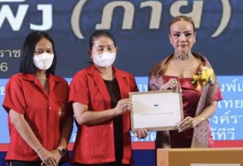 <span>“ผอ.ฟ้า” พรทิพา สุพัฒนุกูล พร้อมลูกชาย คว้า 5 รางวัล เกียรติยศอันทรงเกียรติ โดยหม่อมหลวงสราลี กิตติยากร ผู้แทนพระองค์ประธานมอบรางวัลแห่งชาติ Thai Awards ” ประจำปี 2566</span>